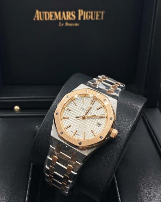 Audemars Piguet Royal Oak Selfwinding Silver dial, 37mm, Steel and 18k Rose gold,